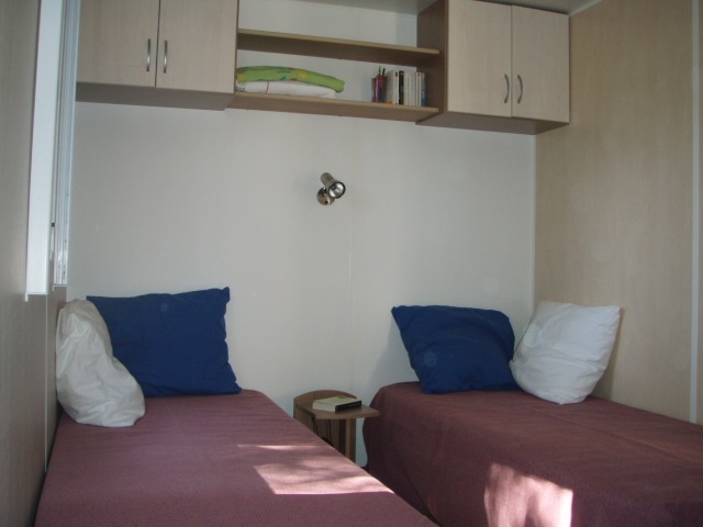 location Mobil Home particulier Toison d'Or a Ramatuelle
               plage Pampelonne Saint-Tropez: chambre lits simples